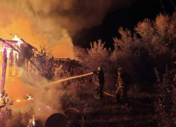 Под Волжским полыхал частный дом 