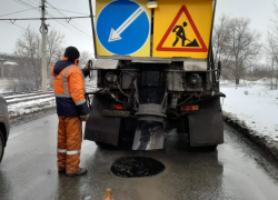 Рабочие продолжают заделывать ямы на дорогах в Волжском