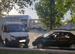 В Волжском столкнулись грузовая ГАЗель и Renault Logan