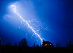 Из-за удара молнии на западе Волгограда сгорел 3-этажный коттедж