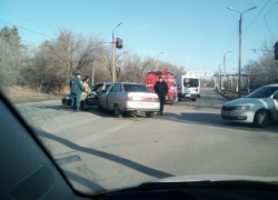 В Волжском мужчину госпитализировали с травмами после аварии на перекрестке