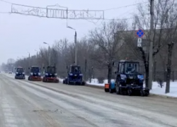 В Волжском на уборку дорог вывели десятки рабочих и спецтехнику