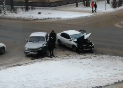 Открыл капот - отвалился бампер: ДТП в старой части Волжского выбило из колеи волжан