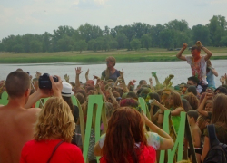 В День города в Волжском впервые прошел фестиваль красок и приехали канатаходцы