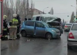 Разбилась маршрутка с пассажирами на бульваре Профсоюзов в Волжском
