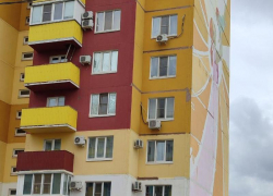 Риск на пятом этаже: в Волжском ребенок игнорирует опасность у открытого окна