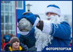 В Волжском Дед Мороз-атлет показал, как тягать гири