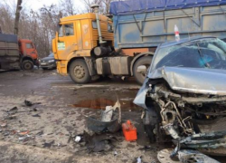 В Волжском иномарка влетела в грузовик