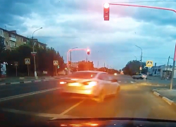 Поворот с нарушением и проезд на красный: видео опасного вождения