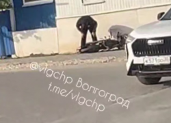 Инспектор попал в ДТП на эвакуируемом мопеде близ Волжского.