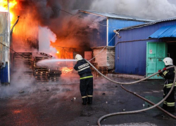 В Волжском сгорели деревянный дом и «Газель»