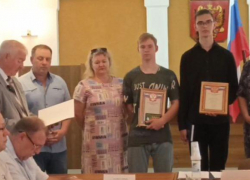 Двух спасителей одноклассницы от 17-летнего изверга наградили близ Волжского