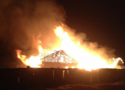 Крыша жилого дома под Волжским горела по всей площади 