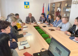 В мэрии Волжского обсудили проблемы внутриквартальных дорог