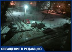 Во дворе Волжского автопарковку устроили прямо на детской площадке