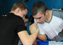 В Волжском определили лучших армрестлеров среди учащихся училищ и техникумов