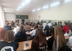 Волжским студентам разъяснили цену шалостей на дороге и в сети
