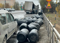 Запах тухлятины: улицу Волжского заполнили соленными огурцами