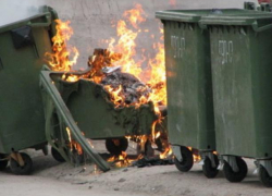 В Волжском полыхал пластиковый контейнер