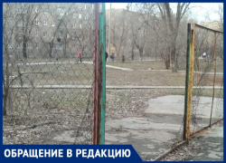 Жители Волжского уже 10 лет не могут добиться ремонта спортивной площадки