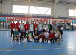 Ветераны «зажгли»: соревнования по волейболу прошли в Волжском 