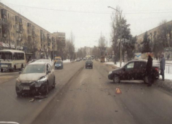 В Волжском на широкой дороге не смогли разъехаться "ВАЗ" и "Форд"