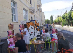 Одна из улиц старой части города превратилась в творческую площадку