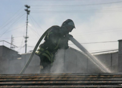 Вспыхнул дом, гараж и хозяйственная постройка: под Волжским произошло два пожара
