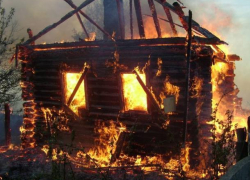 Пожар затронул частный дом и мусорный контейнер