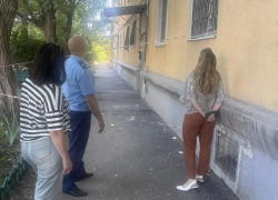 В Волжском прокуратура проверила инцидент с обрушением части кровли после травмирования жителя