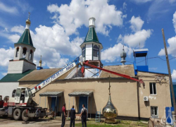 Близ Волжского на храм установили купол и крест