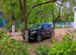 Кроссовер LADA XRAY разбился всмятку во дворе в Волжском