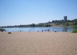 12-летний волгоградец сломал руку на пляже острова Сарпинского 