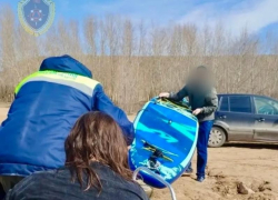 Волжские спасатели вытащили из ледяной воды перевернувшихся сапбордистов