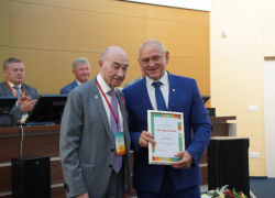 Директор центра Шумакова отблагодарил главу Волжского Игоря Воронина