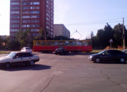 Стали известны подробности ДТП в Волжском с участием иномарки и трамвая