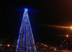 В Волжском на площади Ленина засверкала новогодняя красавица