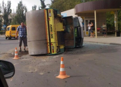 Автовоз потерял каток на оживленной дороге в Волжском