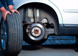 Под Волгоградом неизвестный водитель сбил мужчину, ремонтирующего на трассе колесо, и скрылся