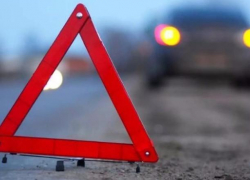 Автоледи протаранила припаркованый автомобиль и покалечила двух пешеходов в Волжском
