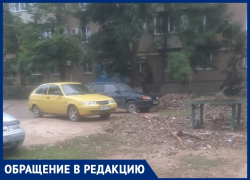 В Волжском детская площадка превратилась в автостоянку