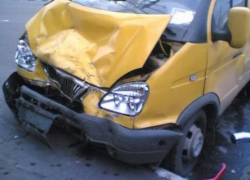 В Волжском прыткий маршрутчик протаранил иномарку