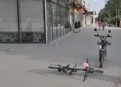 Курьер на электровелосипеде сбил 12-летнюю девочку на тротуаре в Волжском