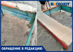 Гнилую песочницу с торчащими гвоздями покрасили вместо реконструкции в Волжском