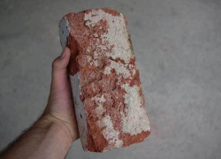 В Средней Ахтубе селянин несколько раз ударил знакомого по голове кирпичом ради выпивки