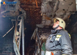 Горела двухэтажка под Волжским: огонь раскинулся на 2 постройки