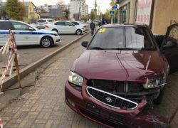 Автоледи выехала на тротуар и снесла урну у дома в Волгограде: ДТП попало на видео