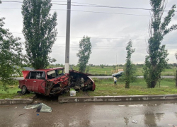 Водитель «шестерки» доставлен в больницу после «поцелуя» со столбом в Волжском