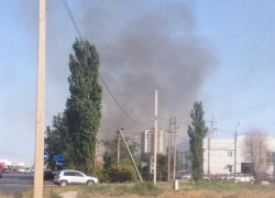 Сухая трава вспыхнула напротив магазина "Ситилинк" в Волжском