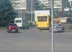 Маршрутка "притерла" автобус на оживленном перекрестке на площади Ленина в Волжском 